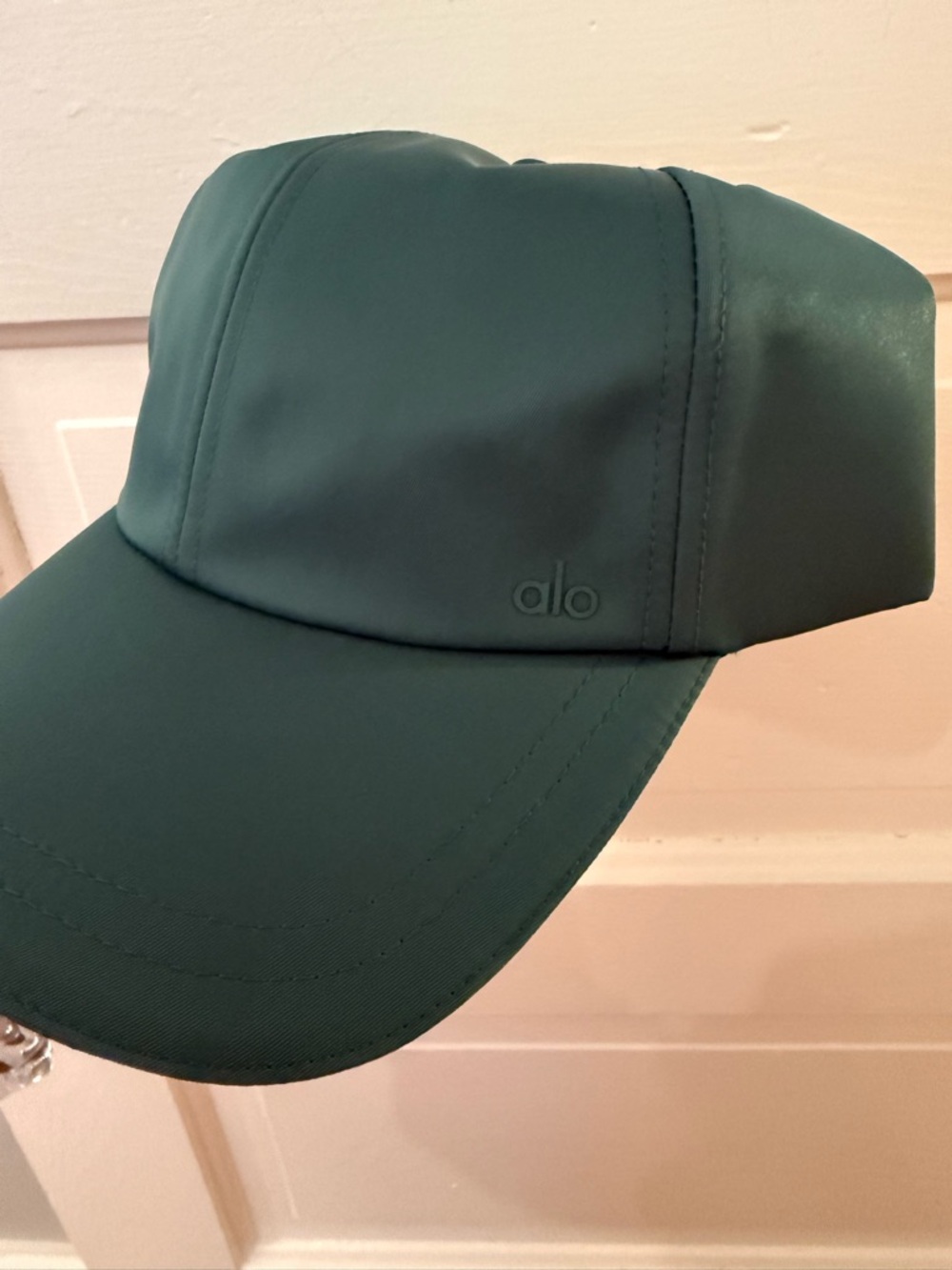 Alo Yoga Satin Off-Duty Cap Winter Ivy - Picture 3 of 7